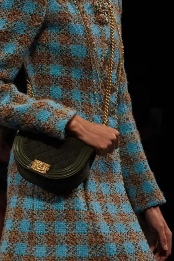 پالتو فیروزه ای و کیف چرمی